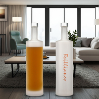 Bouteille de vodka en verre dépoli de première qualité de 750ml personnalisée en gros Conteneur de liqueur vide de qualité supérieure avec bouchon à vis