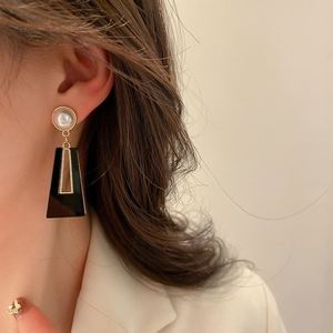 Boucles d'oreilles géométriques exagérées en acrylique, bijoux de mode personnalisés, perles irrégulières blanches et noires en acrylique - Product Image 4