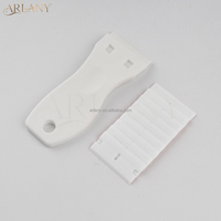 Outil grattoir en plastique multicolores avec logo personnalisé ARLANY, pour un nettoyage rapide et efficace des résidus d'adhésif des extensions de cheveux