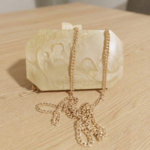 Pochette rigide en plastique blanc avec fermoir lotus doré et perles, étanche jusqu'à 1L, pour femme, idéale pour mariage - Product Image 1