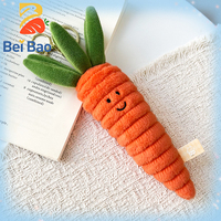 Kawaii Flauschiger Orangener Karotten-Plüsch-Schlüsselanhänger mit Grünem Blatt-Dekor, Mini-Gemüse-Rucksack-Charm, Mädchen-Urlaubsgeschenk, Großpackung auf Lager