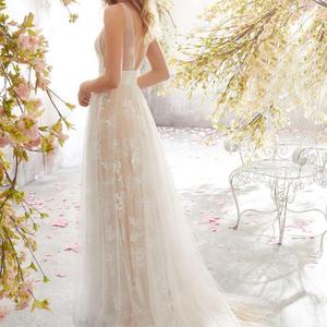 Robe de mariée tendance en dentelle brodée, dos nu, blanche - Product Image 6