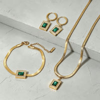 Parure de bijoux de mariage faite à la main en acier inoxydable plaqué or avec zircone cubique taille princesse, collier pendentif et boucles d'oreilles pour mariée et demoiselle d'honneur