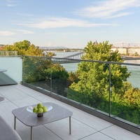 Système de balustrade en verre sans cadre moderne avec profilé en aluminium en U et garde-corps en verre trempé pour balcon, terrasse et escalier