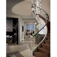 Escalier en bois avec balustrade en verre trempé