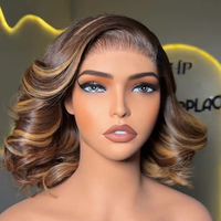 Perruque de Cheveux Humains Bob Pixie Courte et Bouclée 12A Blond Miel avec Highlights Roses, Tissage 5*5 Lace Front, Densité 200%, Cheveux Remy pour Femmes Noires
