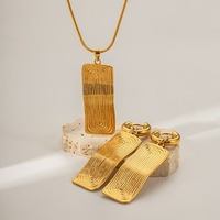 Ensemble de bijoux pour femme en acier inoxydable plaqué or 18 carats, comprenant bracelet manchette, collier pendentif, bracelet jonc, boucles d'oreilles clous et bague, au design tendance et distinctif