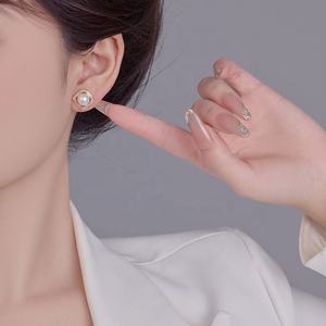 Exquisitos Pendientes de Perlas de Agua Dulce Cuadrados y Compactos para Mujer, Diseño Simple y Versátil, Sensación de Alta Gama, Nueva Llegada - Product Image 3