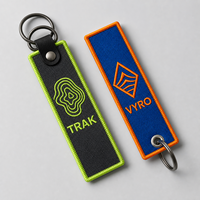 Porte-clés en tissu brodé avec logo personnalisé contrastant néon, avec double anneau ou œillet, pour sacs streetwear, événements et promotions