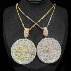 Collana con ciondolo da uomo incisa con croce a forma geometrica rotonda CZ di grandi gioielli Hip Hop - Product Image 3
