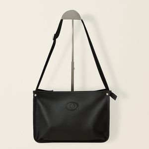 2025 Sac à main pour femme sac à main en cuir de couleur noire classique, présentant une finition en cuir souple et texturé. - Product Image 1