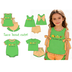 Preventa al por mayor: Conjuntos de ropa de verano suave con estampado navideño para hermanas, diseño 'Taco' Bout Cute Girls, para niños pequeños, moda boutique, MOQ 5 unidades. - Product Image 1