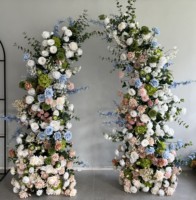 J-H057 Großhandel Hornförmiger Blumenbogen Weiß-Blau Seidenrosen Hochzeitszeremonie Künstlicher Blumenbogen Hintergrund Hornförmiger Blumenbogen