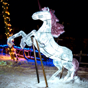 Carrosse de Noël grandeur nature avec éclairage LED et cadre métallique personnalisé pour projets paysagers extérieurs de fêtes - Product Image 1