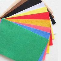 Feutre en fibres synthétiques colorées, adapté à l'isolation acoustique et à la décoration ; doux, respirant et personnalisable ; facile à découper.