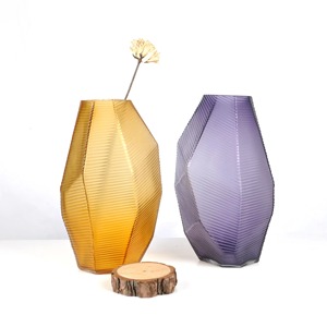 Vase en verre soufflé à la main de style nordique pour les centres de table modernes et la décoration minimaliste de la maison - Product Image 1