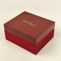 Boîte à montre carrée rouge en bois, à fente unique, avec insert en daim, logo personnalisé, fermoir métallique pour emballage de montres haut de gamme et cadeau premium