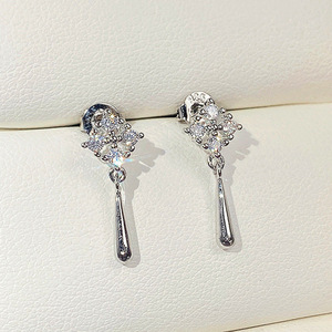 Orecchini pendenti a forma di diamante con nappe per donna, mini gioielli geometrici con pietre scintillanti - Product Image 2