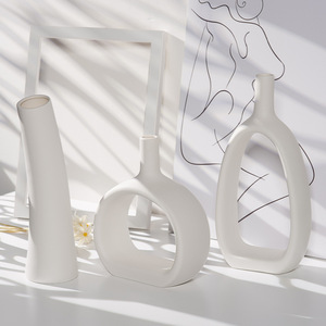 Vase en céramique moderne nordique pour la décoration intérieure blanc avec un design contemporain de glaçure mate pour les occasions de mariage/noël de table - Product Image 1