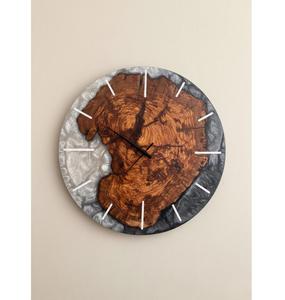 Horloge murale artisanale en résine décorative avec cadre en bois offrant un mélange parfait d'attrait rustique et de chronométrage contemporain - Product Image 1
