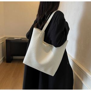 กระเป๋าถือสีดำเรียบง่าย กระเป๋าโท้ทหนัง PU สำหรับผู้หญิง กันน้ำ - Product Image 4
