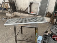 Escaliers en grille de style industriel en acier inoxydable durable, grille en acier doux pour une utilisation pratique comme escalier