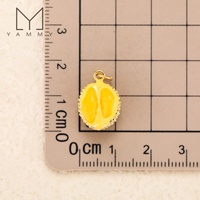Yammy YYS143 Vente en gros, Ensemble d'accessoires charmants DIY : Collier et boucles d'oreilles avec pendentifs 3D colorés en forme de pomme de pin et de banane, finition émail goutte d'huile