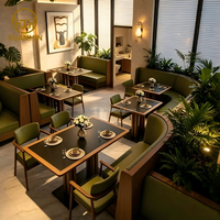 Banquette et chaise de salle à manger rembourrées vertes, table en pierre, mobilier tropical naturel pour café, bistrot, restaurant léger et pâtisserie