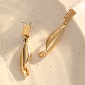 Boucles d'oreilles pendantes en spirale torsadée en métal plaqué or 18 carats vintage personnalisées Songfu pour femmes - Product Image 4