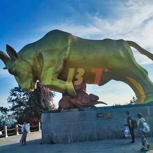 Réplica de fibra de vidrio de la escultura de toro de bronce, figura abstracta de animal personalizada para exteriores, montada en el suelo. - Product Image 2