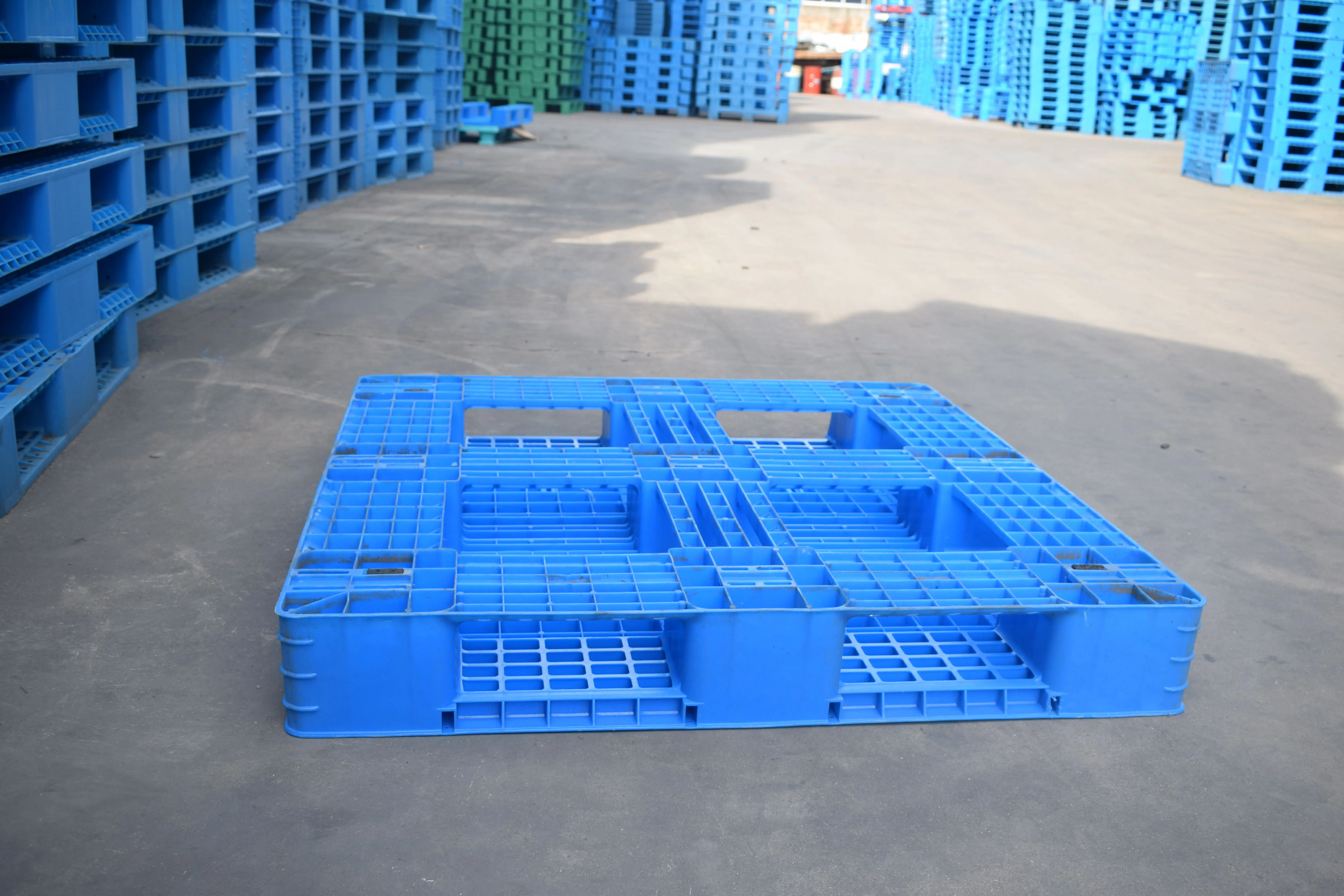 Factory Directly Cheap Price Logistic Heavy Duty Open Deck with Runners Rack Plastic Pallet for Storage shipment