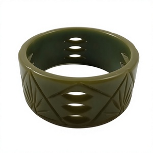 Nouvel ensemble de bracelets en résine acrylique jaune sculptée avec clous argentés – Bracelets tendance et élégants en résine – Bijoux de mode unisexe pour femme et soirée - Product Image 3