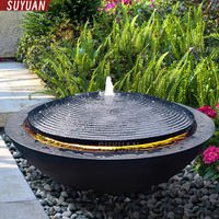 Fontaine à eau sculptée en granit à effet ondulé sur mesure, bassin en pierre à recirculation d'eau avec éclairage LED pour la cour de villa et l'aménagement paysager