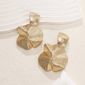 Pendientes de Perlas Talladas Huecas de Estilo Palacio Retro, Elegantes y Sencillos, Chapados en Oro de 14K, Unisex, Regalo de Moda, Nuevo Estilo Sur Dongdaemun - Product Image 1