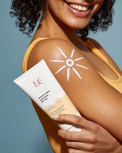 Loción de protección solar SPF50 resistente al agua Natural de etiqueta privada para el cuidado de la piel loción de alta protección solar para pieles sensibles - Product Image 4