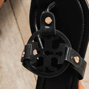 Chanclas de verano para mujer, zapatillas planas de talla grande con Clip para el dedo del pie de playa para vacaciones, zapatos de diseñador para mujer, zapatillas - Product Image 5