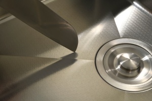 Évier de cuisine à cuve unique en acier inoxydable brossé satiné fait main avec plateau - Product Image 4