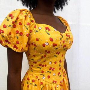 Robe longue en polyester extensible à imprimé cerises jaunes, taille naturelle, col cœur vintage, épaules dénudées, style décontracté - Product Image 2