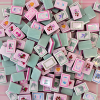 Jeu de tuiles de mahjong américain rose 'Strawberry Tea Party' en acrylique, 160 pièces, avec tasses à thé gravées motif baies, et tapis offert