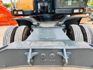 Excavadora de cadenas HYUNDAI 210W-7 original con motor diésel, bomba hidráulica de buena calidad, controles de precisión y cabina cómoda, perfecta para uso urbano. - Product Image 5