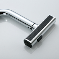 Nouveau design robinet de cuisine en acier inoxydable monté sur le pont cascade mélangeur de cuisine robinet d'évier avec pulvérisateur à tirette rotation à 360 degrés