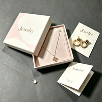 Boîte à bijoux pour collier femme en velours blanc personnalisable en gros avec logo estampé à chaud