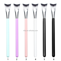 Paquet de livraison directe avec manche en bois noir Brosse de nettoyage pour le maquillage en forme de V