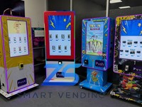 Distributeur automatique mural intelligent le plus vendu pour TCG avec une capacité de 600 cartes et un design d'autocollant personnalisé gratuit