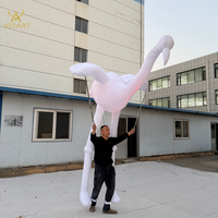 Marionnette gonflable élégante en forme de cygne avec lumière LED personnalisée pour les spectacles artistiques scolaires