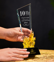 Trophée en cristal sculpté en forme de couteau, série en gros, avec étoile gravée au laser gratuite, récompense créative pour compétitions sportives, souvenirs