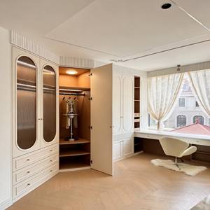 Armoire de rêve haut de gamme - Verre cintré et détails nervurés, lumières LED, présentoir ludique + poste de travail pour les maisons familiales de luxe - Product Image 5