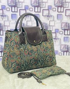 Conjunto de bolso Kalamkari Paisley Jaal en verde bosque intenso o verde oliva, de lona de algodón o mezcla de poliéster y seda, con asas superiores. - Product Image 1