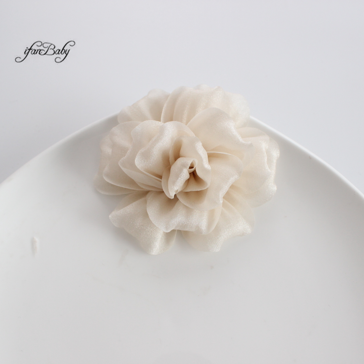 Broche Fleur Blanche Artificielle - Accessoire Vêtement Fait Main - Neuf Sans Emballage