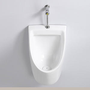 Toilettes pour hommes dans l'hôtel avec urinoirs muraux et urinoirs suspendus en céramique blanche simple - Product Image 4